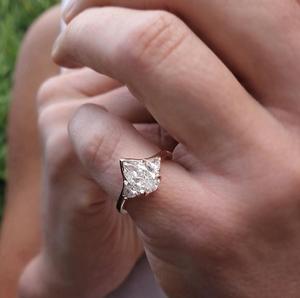 IGI Pear Cut Lab Creado Diamante CVD Anillo de compromiso Tres piedras Lab Grown Diamond Ring 1,65 CTW Pear Lab Diamond Bezel Set Ring - Product Image 3