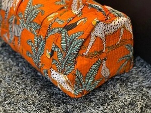 Sac de voyage pour femme en coton orange fait main en Inde, matelassé, luxueux, grande capacité, fermeture éclair durable - Product Image 3