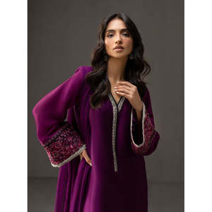 Ensemble 3 pièces Zainab Chotani en satin et soie imprimée brodée avec chemise, dupatta et pantalon BIC-1716 - Product Image 4
