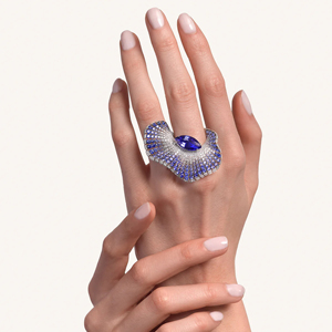 Anillo de cóctel de platino y zafiro con diseño de alas de diamantes pavé, joyería de lujo para fiesta para mujer - Product Image 2