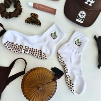 Vietnam Fabricant Logo Brodé Pilates Chaussettes Antidérapant Grip Yoga Bare Reformer Chaussettes pour Femmes En Gros Conception Soutien