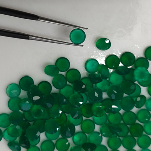 Ónice Verde Natural de 5 mm, Corte Brillante Redondo, Piedra Preciosa Suelta de la Mejor Calidad para la Fabricación de Joyas - Product Image 1