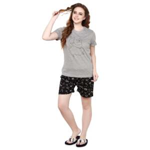 Conjunto de Shorts Evolve para Mujer, Casual, Color Gris Castor, Cuello Redondo, Estampado Galáctico, Tejido de Punto Suave para Verano - Product Image 1