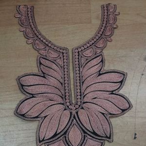 Col en tissu filet majestueux avec broderie élégante de paillettes pour la confection de robe indienne saree kurti et de chemisier - Product Image 1