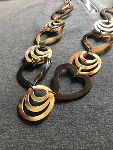 Collar de cadena de eslabones conectados en forma de corazón de cuerno Natural hecho a mano ligero estilo bohemio joyería llamativa para mujer - Product Image 2