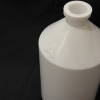 Botella de Medicina Veterinaria Marca APS Modelo C0167, 350-500 ml, Blanca, HDPE/PE, Plástico, Forma Cilíndrica, Bomba Dosificadora, Impresión Serigrafiada