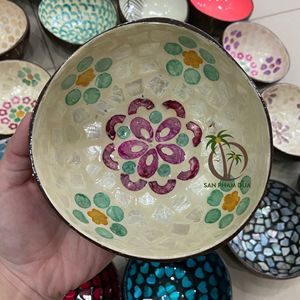 Bols en bois artisanaux colorés de la marque COCO ECO, bol en coquille de noix de coco laqué coloré, bol en noix de coco artisanal du Vietnam - Product Image 2