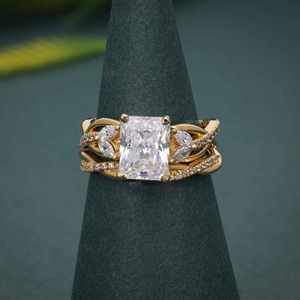 Conjunto de Anillo de Compromiso y Alianza de Diamantes Cultivados en Laboratorio con Certificación IGI, Estilo Lujoso, Radiantes y Retorcidos, con Oro de 14k - Product Image 1