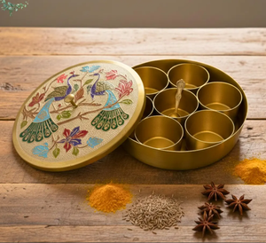 Boîte Masala de tous les jours écologique en laiton pur de haute qualité à 7 compartiments en or avec couvercle gravé et cuillère à épices - Product Image 2