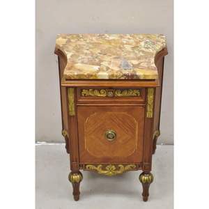 Exquisitas mesitas de noche de caoba de estilo francés con tapas de mármol y latón ornamentado Ormolu-Mesitas de noche hechas a mano para lujo Inter - Product Image 3