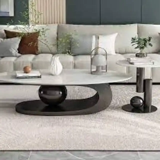 Designer unico accanto al tavolino da caffè moderno leggero di lusso colorato chiaro acrilico tavolino rotondo