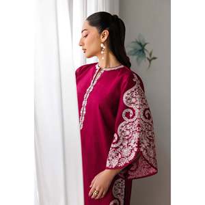 Haut en satin jacquard brodé à manches trois-quarts PR-1253 - Product Image 5