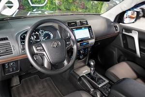 NOUVEAU/OCCASION TOYOTA LAND CRUISER 3.0L DIESEL BOÎTE DE VITESSES MANUELLE COULEUR GRIS SUV 130KW - 177HP - Product Image 2