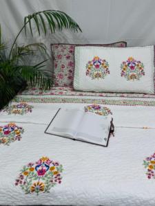 Edredón y fundas de almohada florales de algodón 100% hechos a mano, juego de edredón de estilo Jaipur con estampado de bloques de mano artesanales ecológicos - Product Image 5