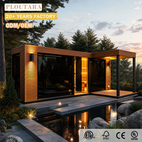 PLOUTARA Sauna extérieur préfabriqué moderne et écologique avec terrasse couverte, verrière panoramique et bardage en bois, OEM pour villas et complexes hôteliers