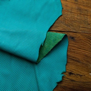 Piel perforada Sky Blue Breezy disponible en 1 a 22 pies cuadrados para productos de cuero personalizados - Product Image 2