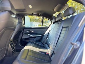 บีเอ็มดับเบิลยู ซีรีส์ 3 รุ่น 330i xDrive AWD ปี 2023 สีเทาสวยงาม รถมือสอง พร้อมหลังคาซันรูฟ สตาร์ทเครื่องยนต์จากระยะไกล เบาะหนัง ล้อแม็กซ์ ระบบนำทาง - Product Image 6