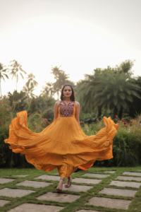 Vestido de diseñador exclusivo en rayón de 14 Kg con el tradicional Kutchi Gamthi Work 12 Mtr Flair e interior de algodón para pedidos al por mayor B2B - Product Image 3