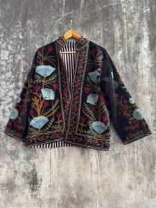 Chaqueta de terciopelo Suzani hecha a mano de lujo con bordado tradicional colorido – Prenda única de estilo bohemio para festivales y eventos nocturnos - Product Image 5