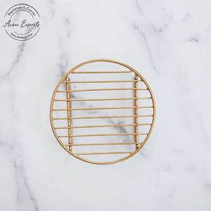 Salvamanteles de metal dorado redondo resistente al calor diseño resistente para mesa de comedor de cocina y decoración moderna del hogar - Product Image 1