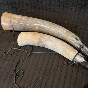 Corne de buffle écologique de style animal élégante, polie, décoration d'intérieur avec sangle en cuir par Crescent Crafts - Product Image 1