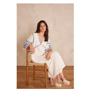 Robe longue 100% coton douce et respirante de meilleure qualité pour femmes avec broderie Vintage col en V confortable à porter au quotidien d'Inde - Product Image 1