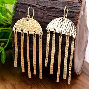 Boucles d'oreilles en laiton goutte d'or | Bijoux pendants faits à la main de style Kylin | Cadeau léger Boho Chic pour femme - Product Image 4
