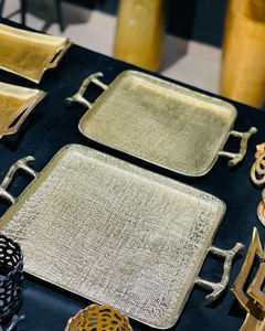 Elegante Bandeja de Servicio de Aluminio Fundido con Tres Recipientes para Servir Aperitivos, Mejora la Experiencia Gastronómica con la Elegancia del Metal - Product Image 4