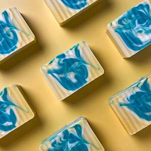 Savon Solide Artisanal au Lait de Chèvre avec Mousse de Mer et Acide Kojique 100g – Anti-Acné – Ingrédients Clés : Beurre de Karité, Lait - Product Image 1