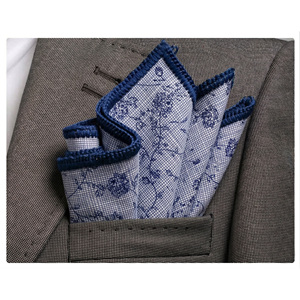 Pochette de costume tricotée à la main bleu marine à motif floral avec bordure, pour blazer de cérémonie, foulard carré et accessoires - Product Image 1