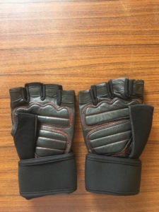 ถุงมือยกน้ำหนักแบบมีสีกันลื่น - Product Image 3