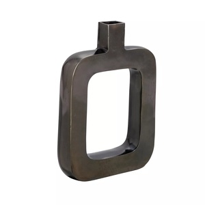 Design élégant et moderne Vase aux formes simples et élégantes qui complète une grande variété de vase à fleurs et de styles de décoration intérieure disponibles - Product Image 6