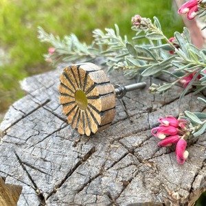 Pomos de puerta de Madera hechos a mano de nuevo estilo para armarios de cocina y tocadores Precio al por mayor Manija de puerta de bocina para uso diario - Product Image 3