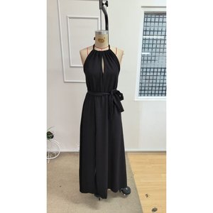 Vestido largo de crepé brillante con hombros descubiertos, cuello halter y lazo en la espalda, con detalle de abertura, para mujer, de Jane, ideal para una noche elegante. - Product Image 4