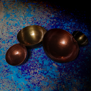 Bol à salade Portis en acier inoxydable de haute qualité 23 cm bol à fruits en laiton en métal argenté fabriqué à la main avec travail de sculpture décoratif - Product Image 3