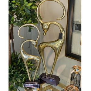 Elegante Escultura de Metal de Imitación Antigua con Chapado en Oro Brillante, Hecha a Mano, Juego de 3 Piezas para Centro de Mesa - Product Image 5