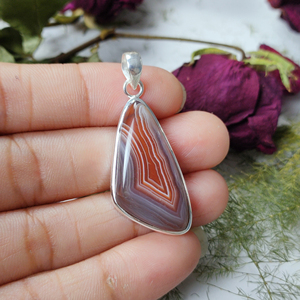 Colgante de Ágata Roja de Botsuana con Bisel de Plata 925, Gema de Forma Elegante para Mujer, Joyería Artesanal al por Mayor, Chapado en Oro, Estilo Bohemio - Product Image 6