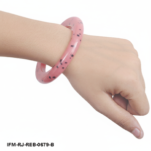 Brazalete de Resina Rosa Hecho a Mano - Joyería de Diseño Asimétrico con Puntos - Product Image 3