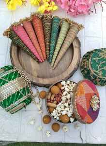 Combo de Cajas de Phulkari Hechas a Mano para Bodas, Cajas Vacías en Forma de Cono Dholki Matki para Joyería, Bolsas para Frutos Secos, Recuerdos para Haldi, Sangeet y Mehandi - Product Image 4