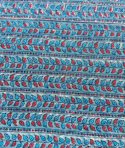Tela de Algodón Estampada a Mano con Diseño de Rayas Paisley en Azul Índigo, Azul Cielo y Rojo - Product Image 4