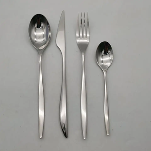 Ensemble de 4 couverts en acier inoxydable pour les fêtes comprenant des fourchettes en acier poli, couteau, cuillère, vaisselle avec logo laser - Product Image 1
