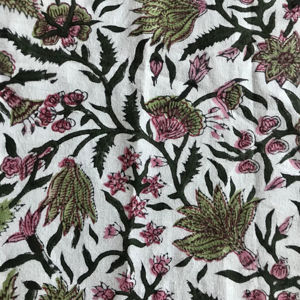 Tela de Algodón Estampada a Mano con Base Blanca y Diseño de Capullos Florales Rosas y Hojas Verdes - Product Image 1