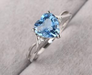 แหวนเงินแท้ทรงหัวใจประดับบลูโทแพซ ดีไซน์หรูหรา ระยิบระยับ ของขวัญเหนือกาลเวลาสำหรับเธอ - Product Image 2