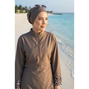Traje de Baño de Tres Piezas con Estampado de Leopardo y Logotipo Personalizado, Conjunto con Hijab para Baño y Playa - Product Image 2