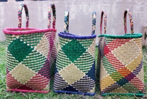 MADAGASCAR PANIER DE PAILLE DE GRANDE TAILLE COLORÉ-ENTIÈREMENT FAIT MAIN AVEC PAILLE NATURELLE (PENJY) -POIGNÉES DE PAILLE - Product Image 4