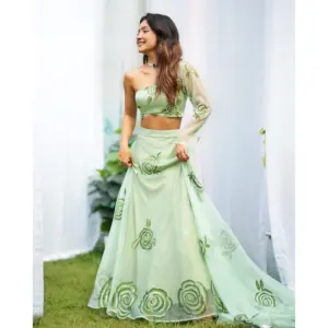 Ensemble Lehenga en organza vert peint à la main pour femmes Raina - Vêtements élégants pour femmes - Product Image 3