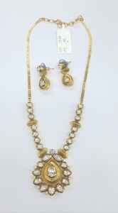 Elegante conjunto de collar con colgante Kundan con piedras verdes y pendientes para mujer, perfecto para bodas y ocasiones tradicionales - Product Image 6