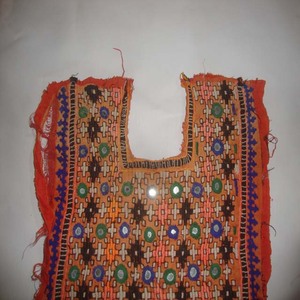Blusa Vintage Afgana Baloch Tribal Banjara con Bordado Ne Yoke, Apliques de Espejo y Parches, de Algodón Transpirable y Ligero - Product Image 2