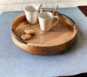 Plateau de service rond en bois avec poignées en métal pour café, thé et collations plateau en bois naturel artisanal plateau de cuisine décoratif - Product Image 6