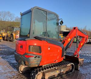 Mini-excavatrice Kubota KX033-4 de 3 tonnes, compacte et puissante, modèle 2025, idéale pour la construction, avec garantie d'un an et accessoire godet. - Product Image 3